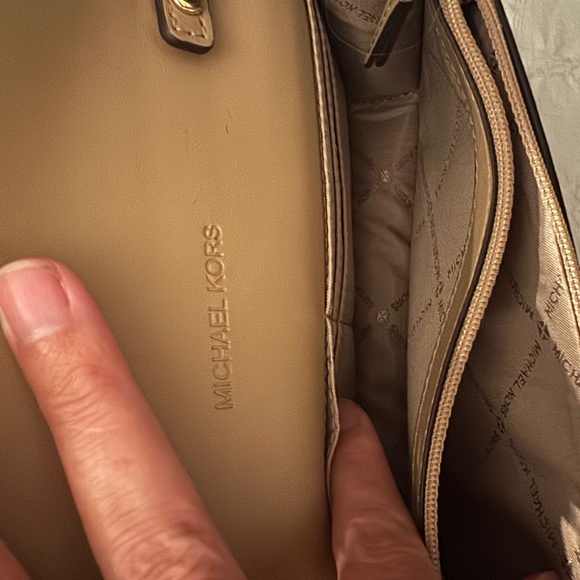 Michael Khors Leather Envelope Crossbody - Picture 1 of 3